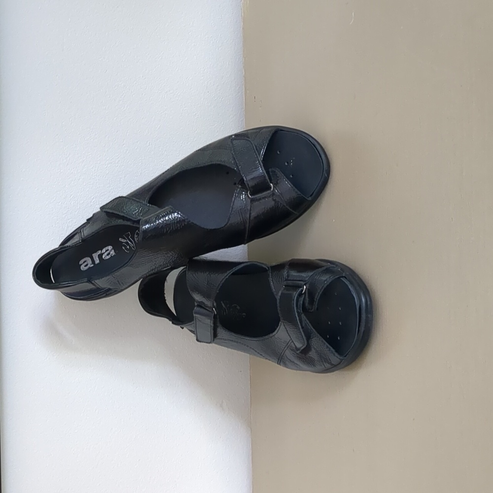 🇩🇪 Ara Maya Black Patent Leather Sandals – Size 9